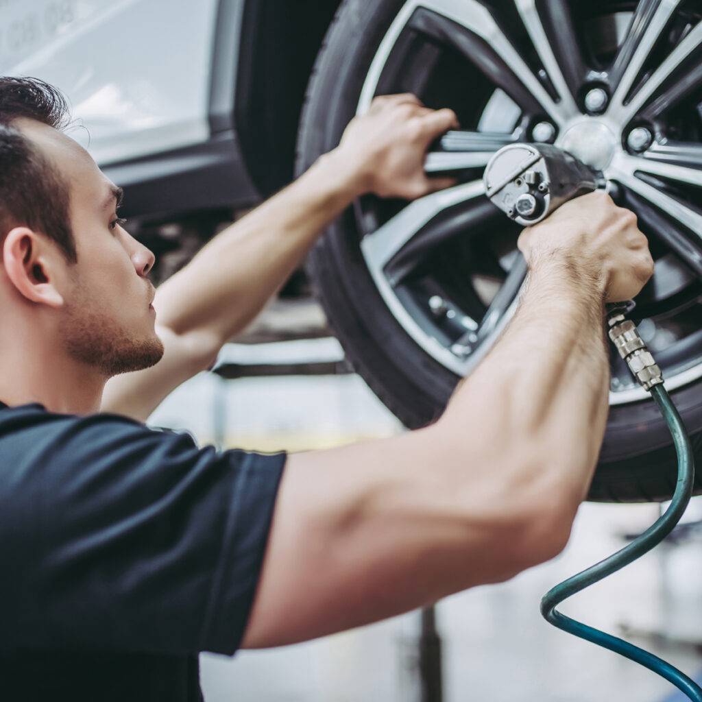 Mitarbeiter beim Räderwechsel